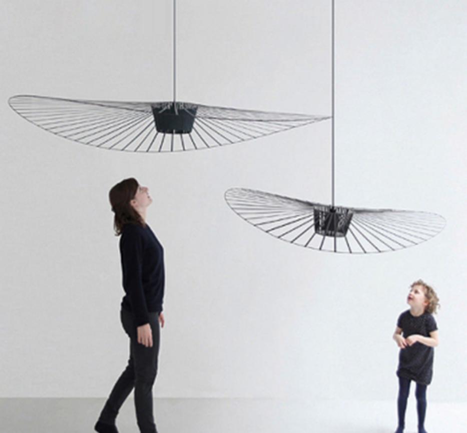 LYS Designpendel – stor flat skive i sort