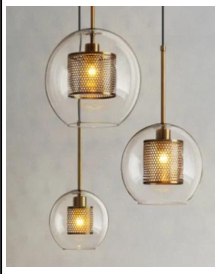 Pendellampe med klar glasskule og gyllen metallsylinder i nettmønster