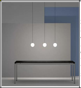 Slank sort pendellampe med lysende hvit glasskule over spisebord