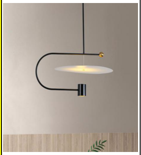 Moderne designpendel med buet arm, flat skjerm og messingdetalj