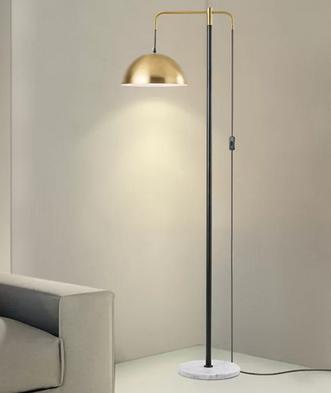 Gulvlampe med messingkuppel – Lysverden