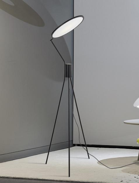 LYS Trebent uplight-gulvlampe i sort