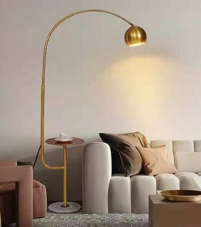 Buegulvlampe med marmorfot – Lysverden
