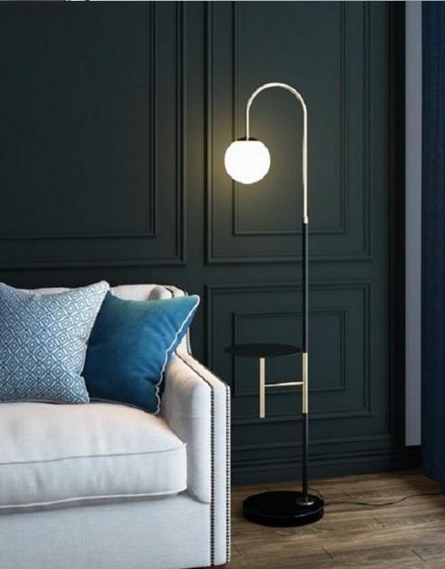 Buegulvlampe med opalkule – Lysverden