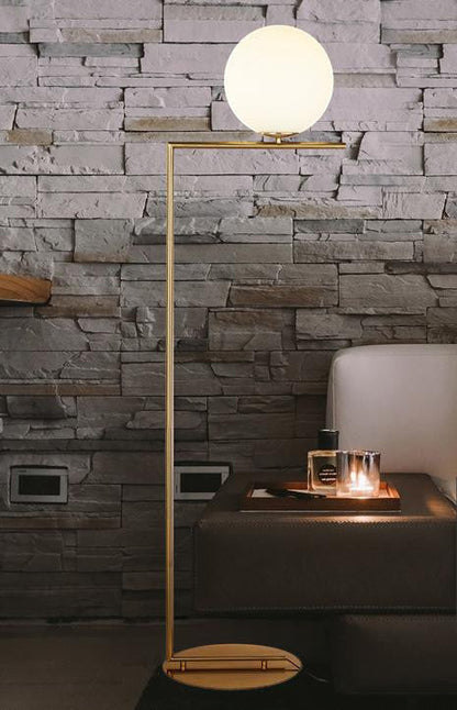 Gulvlampe med opalkule og sidebord – Lysverden