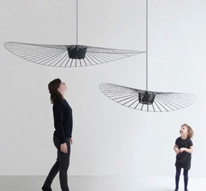 LYS Designpendel – stor flat skive i sort