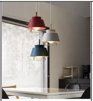 Macaron pendellampe med lagdelt metallskjerm i to farger