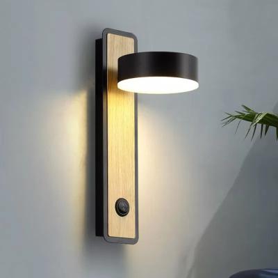 LYS Nordisk trevegglampe med bryter – justerbar leselampe