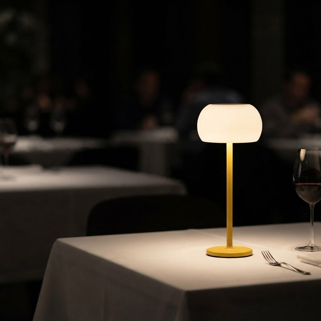 Bell-bordlampe IP54 vanntett – trådløs, 3600 mAh – tent på restaurantbord