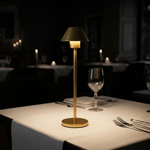 Bell-bordlampe med kopp-skjerm – 6 farger, 3600 mAh – tent på restaurantbord