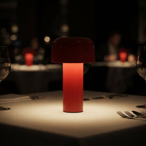 Bellhop-stil bordlampe i metall – 6 farger, 1800 mAh – tent på restaurantbord