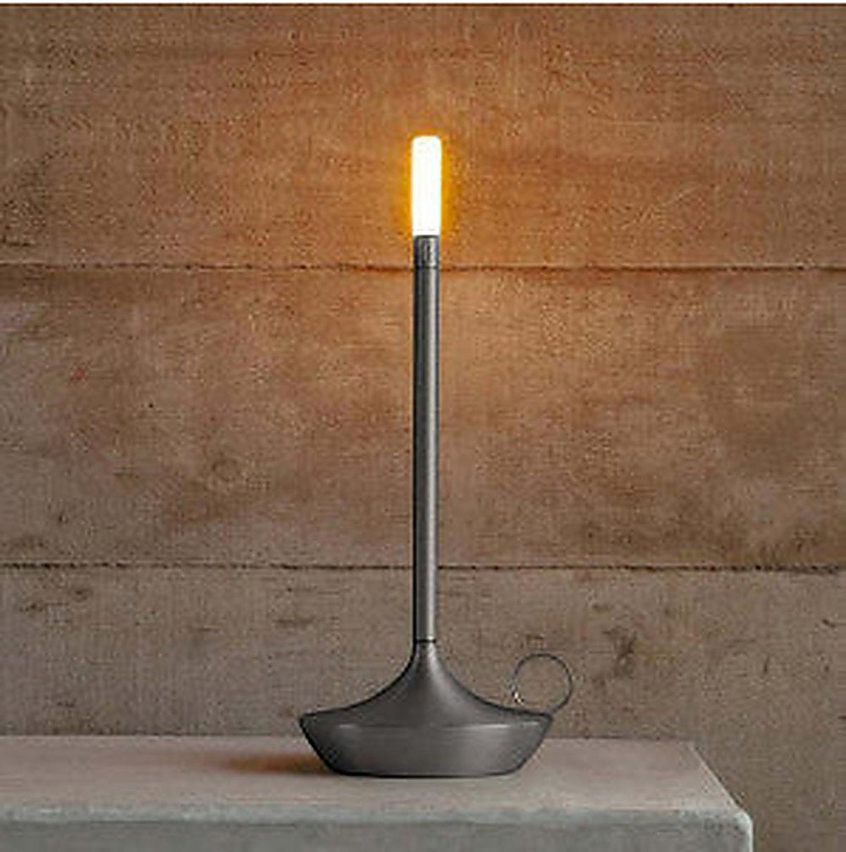 Lysverden oppladbar stearinlyslignende bordlampe i aluminium med touch-styring og 3-trinns dimming, 2700K varmt lys.