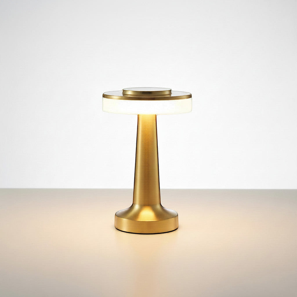 Lysverden disc-top touch-bordlampe i messingfarget metall med 3 lysnivåer og 3000K varmt lys.
