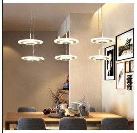 Rund LED pendellampe med flere lyshoder i krom over spisebord