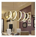 LED pendellampe med lysende ringer i rekke over spisebord