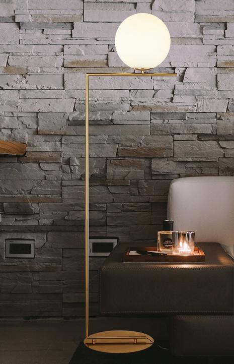 Gulvlampe med opalkule og sidebord – Lysverden