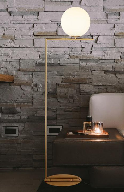 Gulvlampe med opalkule og sidebord – Lysverden