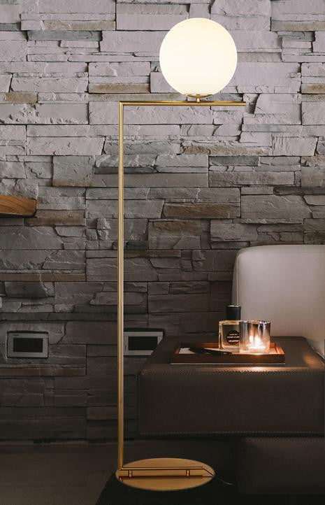 Gulvlampe med opalkule og sidebord – Lysverden