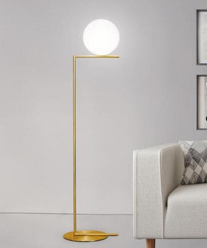Gulvlampe med opalkule og sidebord – Lysverden