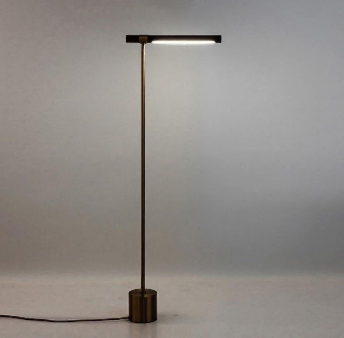 LYS Lampe i tre og messing – LED