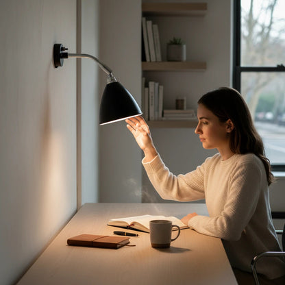 Justerbar vegglampe – leselampe i sort