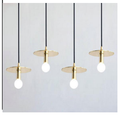 Minimalistisk pendel med flat rund metalldisk og synlig pære