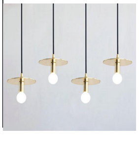 Minimalistisk pendel med flat rund metalldisk og synlig pære