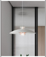 Hvit lagdelt tallerkenpendel i nordisk design over spisebord