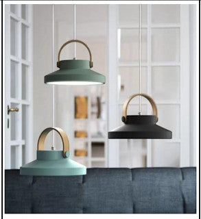 Retro pendellampe med metallkuppel og messinghank i sort, hvit og grønn