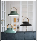 Retro pendellampe med metallkuppel og messinghank i sort, hvit og grønn
