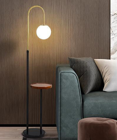 Buegulvlampe med opalkule – Lysverden