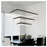Kvadratisk LED-pendellampe med sorte lysringer over spisebord