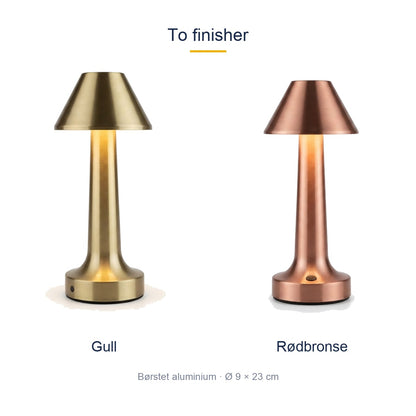 Bordlampen i to finisher – gull og rødbronse – i børstet aluminium.