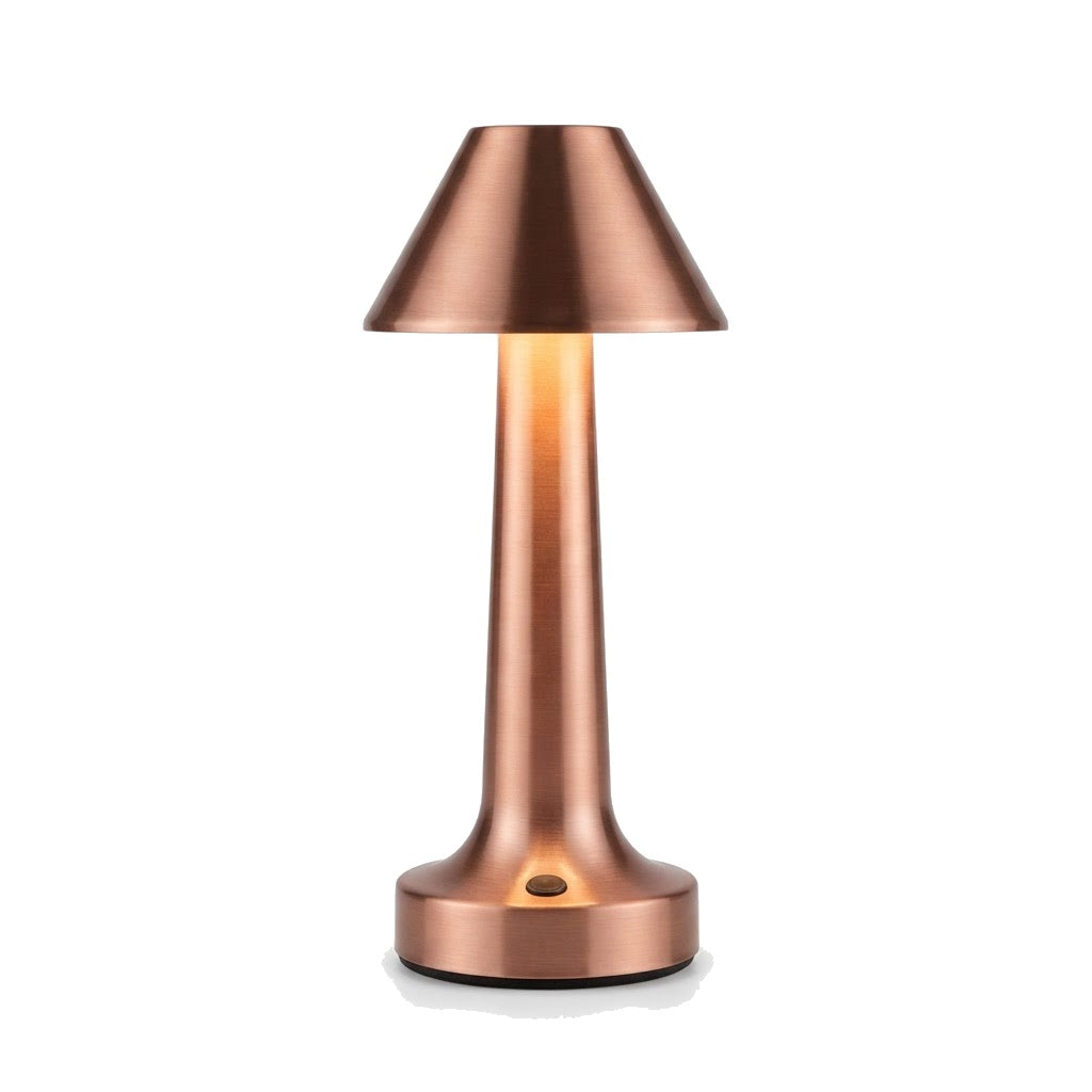 Ladbar bordlampe med triangelskjerm i børstet rødbronse, tent, på hvit bakgrunn.
