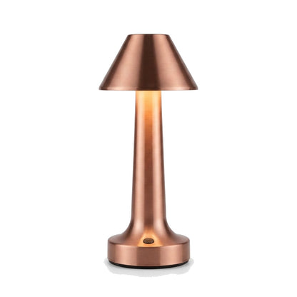 Ladbar bordlampe med triangelskjerm i børstet rødbronse, tent, på hvit bakgrunn.