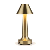 Ladbar bordlampe med triangelskjerm i børstet gull-aluminium, tent, på hvit bakgrunn.