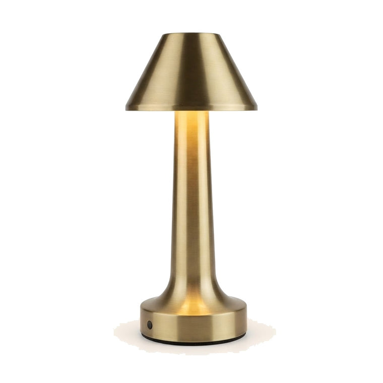 Ladbar bordlampe med triangelskjerm i børstet gull-aluminium, tent, på hvit bakgrunn.