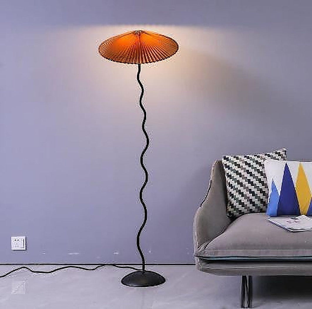 Bølgende gulvlampe med disk-skjerm – Lysverden