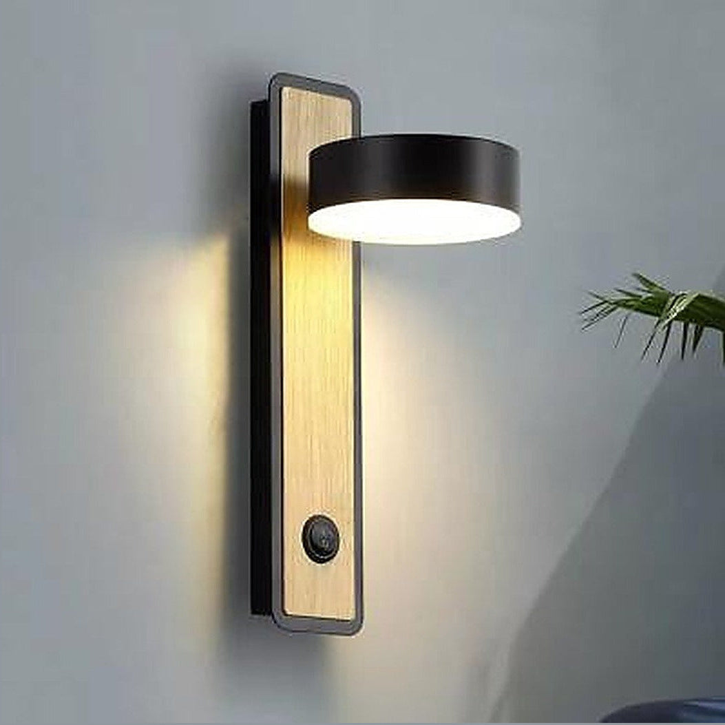 LYS Nordisk trevegglampe med bryter – justerbar leselampe