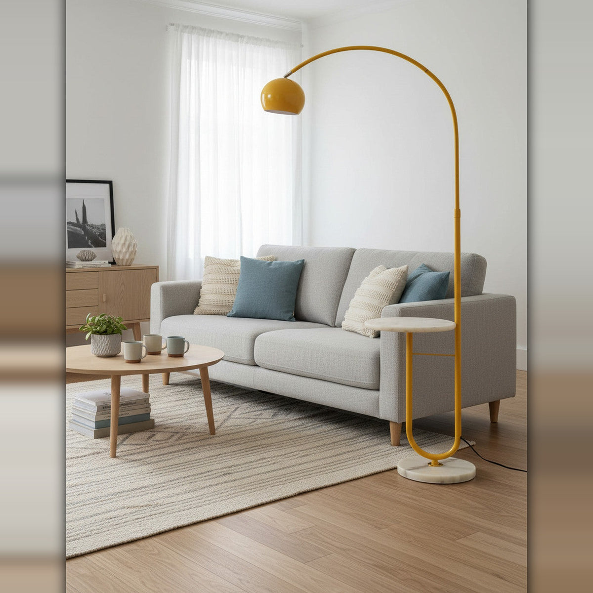 Lysverden gul buegulvlampe med steinfot og glasskjerm ved siden av en grå sofa i en stue