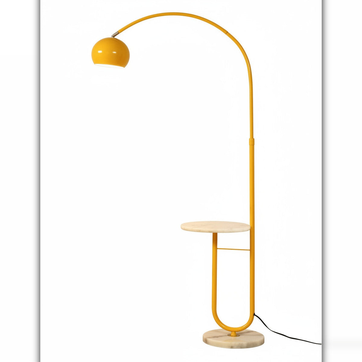 Lysverden gul buegulvlampe med steinfot og integrert sidebord, mot hvit bakgrunn.