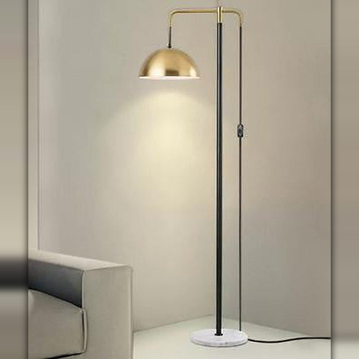 Gulvlampe med messingkuppel – Lysverden