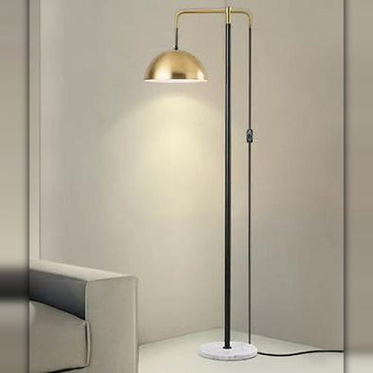 Gulvlampe med messingkuppel – Lysverden