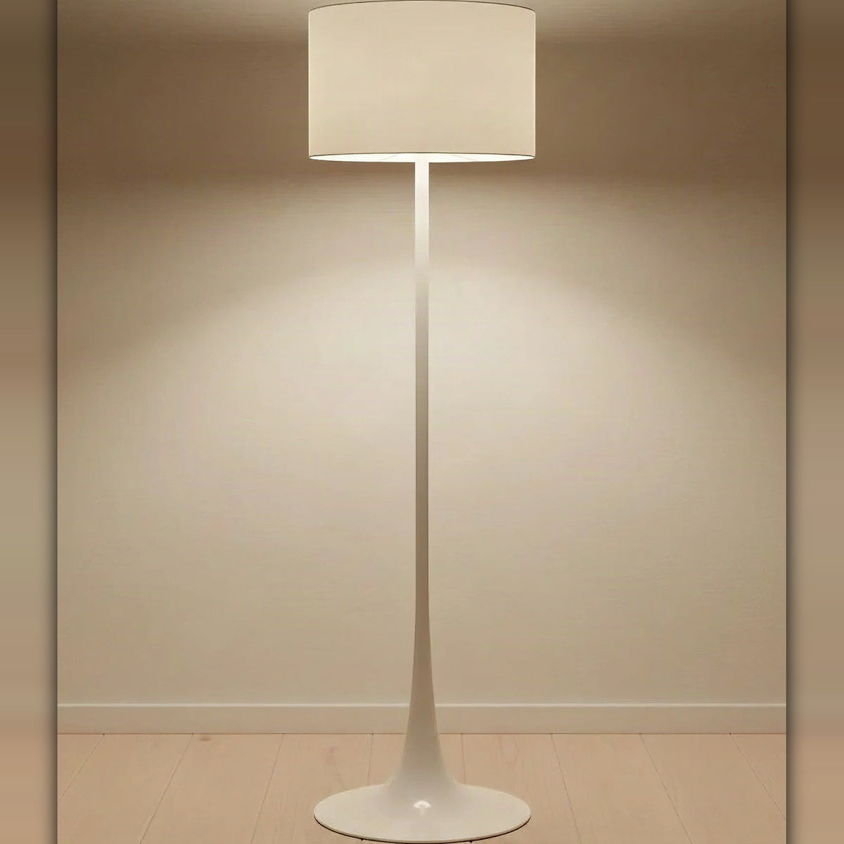 Gulvlampe med sylinderskjerm og tulipanfot