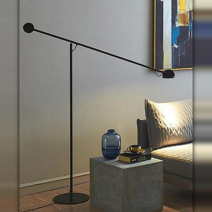Gulvlampe med utliggerarm i sort – Lysverden