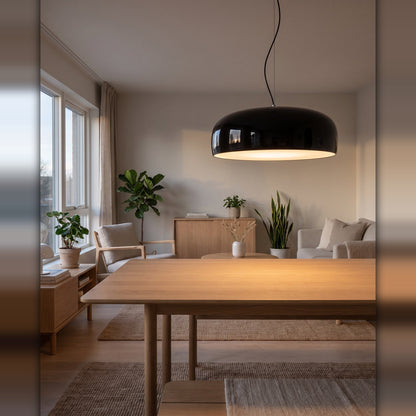 Kuppelpendel – blank rund metallskjerm, opplyst i et skandinavisk hjem