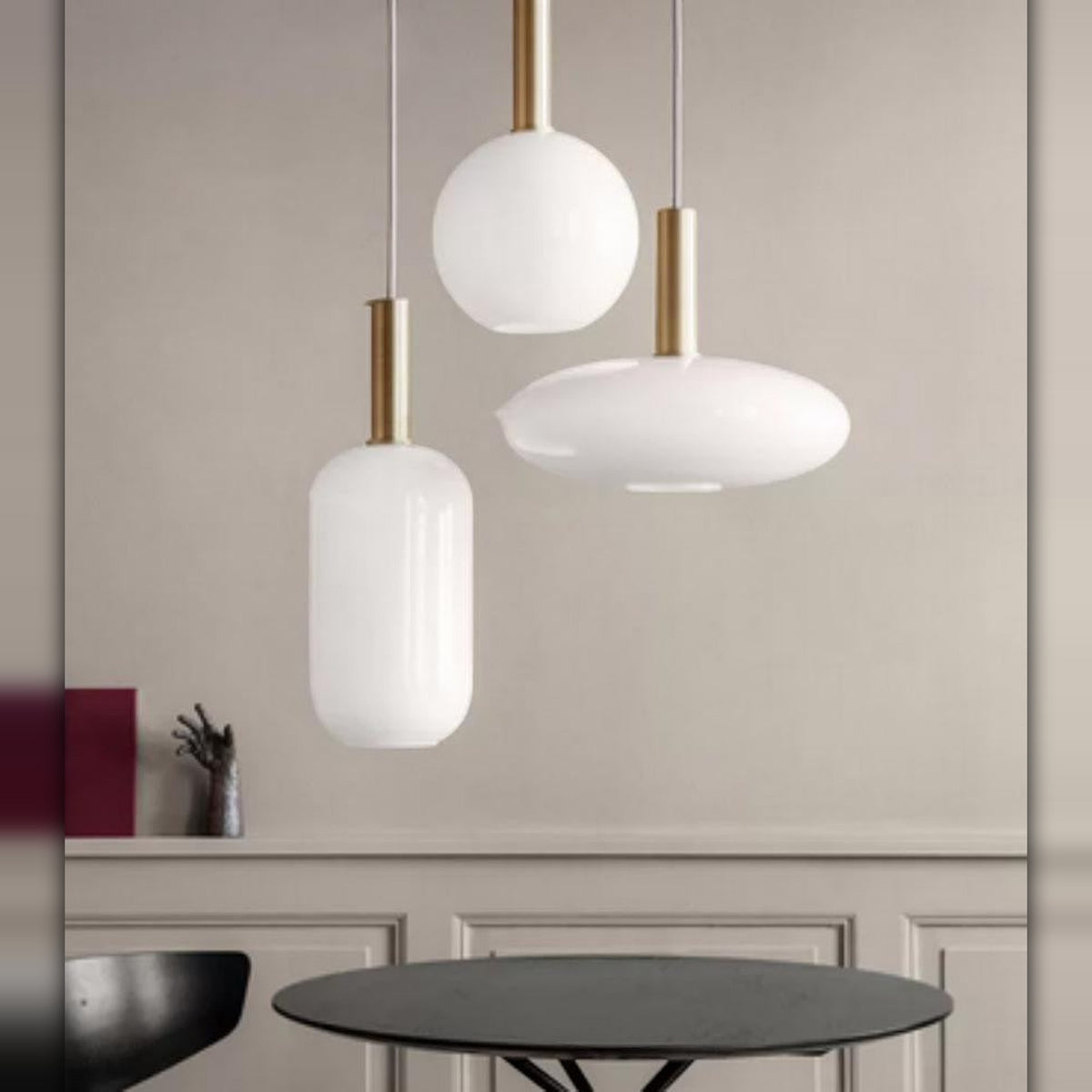 LYS Opalglass pendellampe – avlang kule i gull