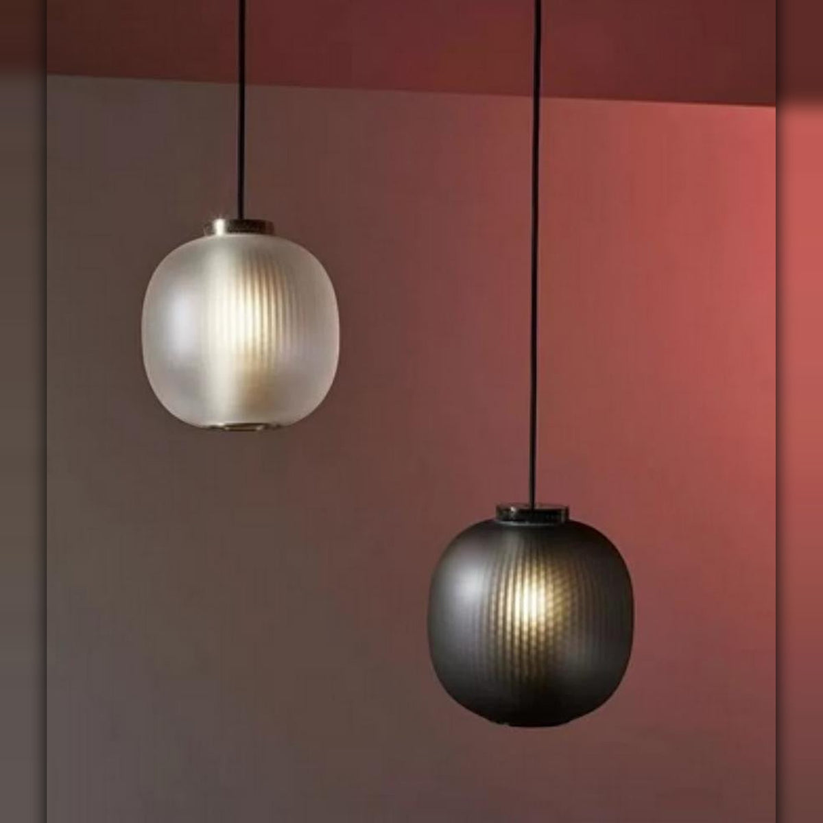 LYS Riflet glasskule pendellampe – rund globe