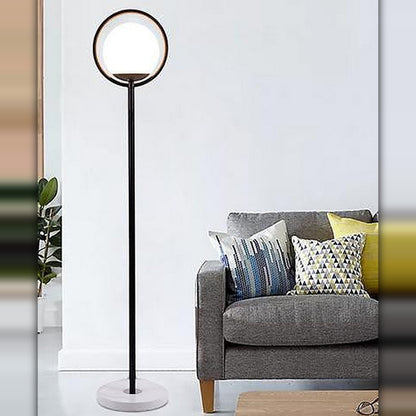 Ringgulvlampe med opalkule – Lysverden