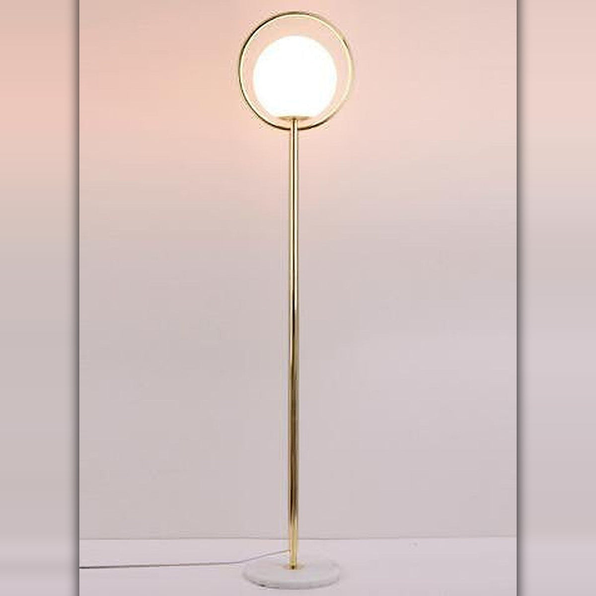 Ringgulvlampe med opalkule – Lysverden